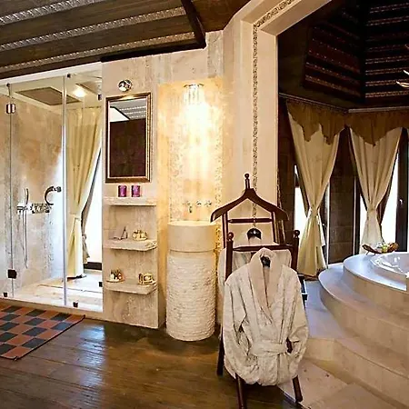 Royal Castle Design & Hotel